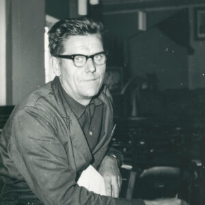 mężczyzna w stroju roboczym pozujący do fotografii