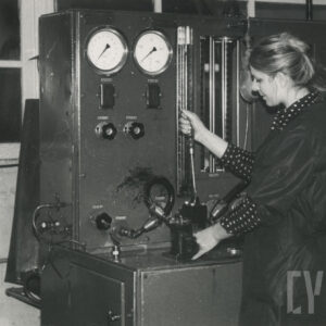 kobieta w stroju roboczym obsługująca urządzenie do testowania sprawności zaworów