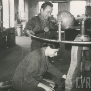 mężczyzna i kobieta w strojach roboczych przy urządzeniu śrubowym