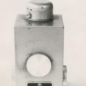 nieduże metalowe urządzenie w kształcie prostopadłościanu z śrubami i miejscami do montażu zaworów