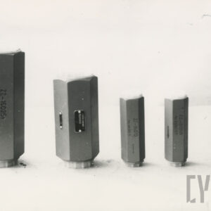 nieduże metalowe narzędzia w kształcie prostopadłościanu