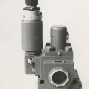 nieduże metalowe urządzenie w kształcie prostopadłościanu