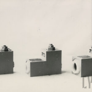 nieduże metalowe urządzenia w kształcie prostopadłościanu