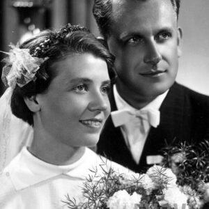 młoda para mężczyzna i kobieta w strojach ślubnych