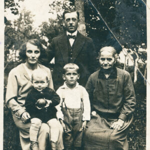 mężczyzna i kobieta w średnim wieku z dwoma małymi chłopcami i siedzącą obok starszą kobietą