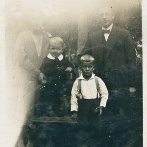 mężczyzna i kobieta w średnim wieku z dwoma małymi chłopcami