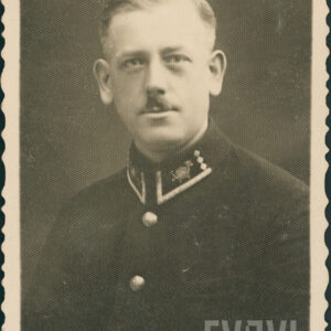 mężczyzna w średnim wieku z wąsikiem, ubrany w mundur pracownika pocztowego