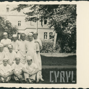 grupa młodych mężczyzn pozujących do fotografii w trzech rzędach, ubranych w fartuchy lekarskie