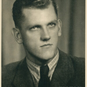 młody, elegancko ubrany mężczyzna pozujący do fotografii