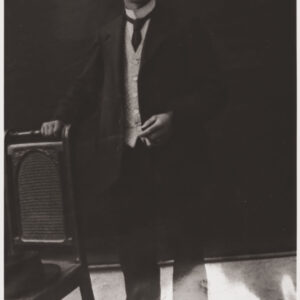 młody elegancki mężczyzna pozujący do fotografii w atelier