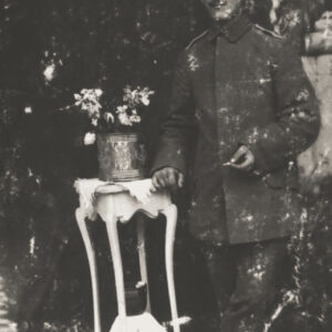 młody mężczyzna w mundurze wojskowym pozujący do fotografii w atelier 