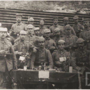 duża grupa młodych mężczyzn w mundurach wojskowych, część nosi czapki, część hełmy