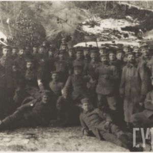 duża grupa młodych mężczyzn w mundurach wojskowych i czapkach na głowach, w tle zaśnieżone pagórki