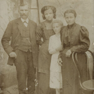 cztery elegancko ubrane osoby pozujące do fotografii w atelier