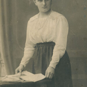 młoda, elegancko ubrana kobieta pozująca do fotografii w atelier 