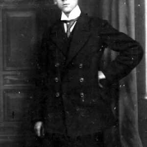 młody mężczyzna w eleganckim stroju pozuje do fotografii