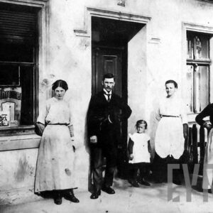 pięć osób pozujących do fotografii przed murowanym domem