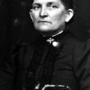 starsza kobieta w eleganckiej sukni