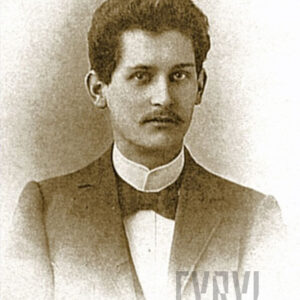 portret młodego mężczyzny w marynarce, białej koszuli ze stójką i muchą