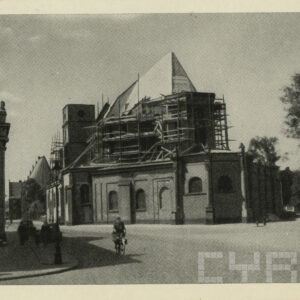 kościół bez wież ze spadzistym dachem w trakcie odbudowy, w części środkowej kościoła wieniec rusztowań