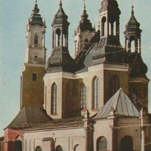kościół od strony prezbiterium z trzema wieżyczkami zakończonymi hełmami i dwiema wysokimi wieżami w głębi