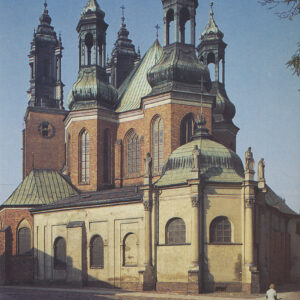 kościół od strony prezbiterium z trzema wieżyczkami zakończonymi hełmami i dwiema wysokimi wieżami w głębi