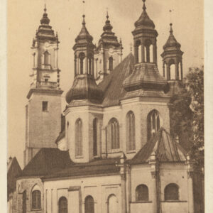 kościół od strony prezbiterium z trzema wieżyczkami zakończonymi hełmami i dwiema wysokimi wieżami w głębi