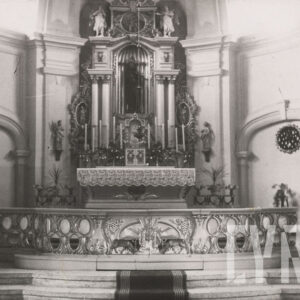 część ołtarzowa kościoła z bogato zdobioną balustradą i przedsoborową mensą ołtarzową ustawioną pod ścianą prezbiterium, nad nią bogato zdobiony ołtarz