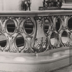fragment bogato zdobionej balustrady w prezbiterium kościoła