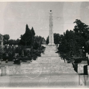  pomnik w formie wysokiego obelisku zwieńczonego gwiazdą do którego prowadzą kaskadowe schody, na których początku, po obu stronach stoją armaty