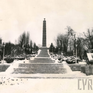  pomnik w formie wysokiego obelisku zwieńczonego gwiazdą do którego prowadzą kaskadowe schody, na których początku, po obu stronach stoją armaty; całość przykrywa śnieg