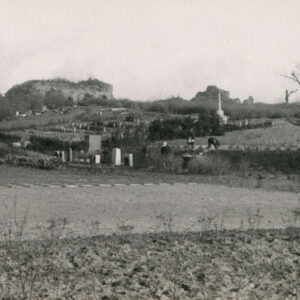 rozległy pusty teren z powypalanymi drzewami