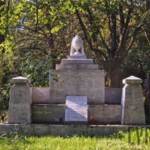 zwężająca się ku górze sześcienna bryła zwieńczona u szczytu marmurową urną