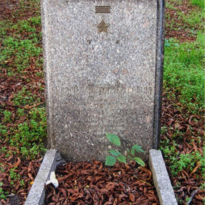 szara, prostokątna płyta nagrobna z wyrytymi cyrylicą napisami w języku rosyjskim