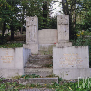 duży pomnik nagrobny z płaskorzeźbami na cokołach