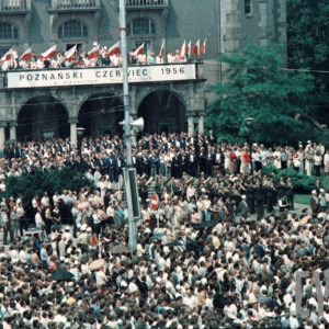 tłum osób zgromadzonych na placu