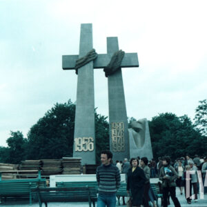 stalowy pomnik w formie dwóch krzyży i monumentu z głową orła
