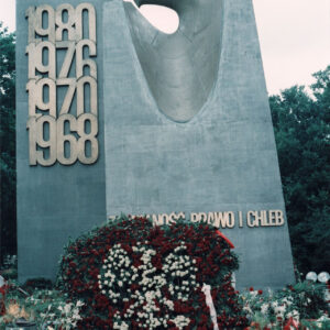 pomnik w formie monumentu z głową orła