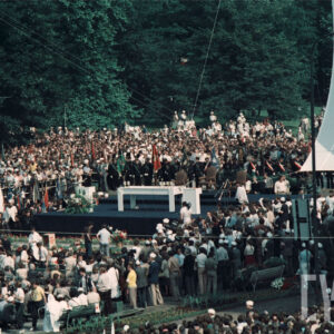 tłum osób, duża część z nich trzyma w rękach sztandary