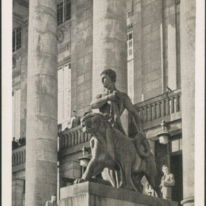 rzeźba mężczyzny z wieńcem laurowym i lampartem stojąca na postumencie przed fasadą budynku z kolumnami