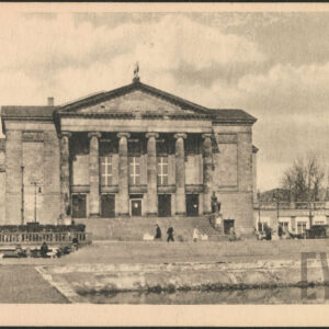 majestatyczny budynek z kolumnadą przed elewacją i wysokimi schodami, przed nim fragment sadzawki