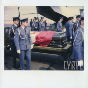 trumna nakryta biało-czerwoną flagą leży na lawecie, po obu jej stronach stoją żołnierze