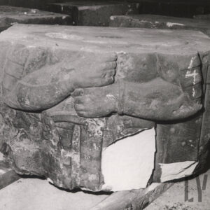 kamienny prostopadłościan o nierównych kształtach z widocznymi fragmentami płaskorzeźby