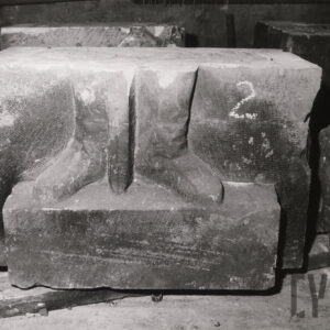 kamienny prostopadłościan o nierównych kształtach z widocznymi fragmentami płaskorzeźby