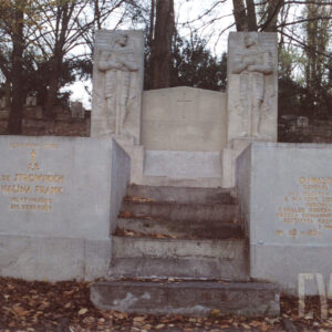 duży pomnik nagrobny z płaskorzeźbami na cokołach