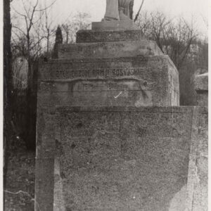 zwężająca się ku górze sześcienna bryła zwieńczona u szczytu marmurową urną