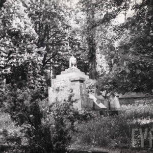 zwężająca się ku górze sześcienna bryła zwieńczona u szczytu marmurową urną