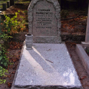 płyta nagrobna o nieregularnym kształcie z napisami wyrytymi w języku polskim