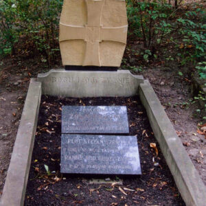 płyta nagrobna w formie krzyża maltańskiego i granitowymi płytami z wyrytymi napisami w języku polskim