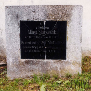 płyta nagrobna w formie kwadratowej steli ze sztucznego kamienia z tablicą epitafijną z czarnego szkła, z wyrytymi napisami w języku polskim